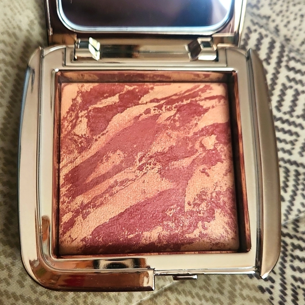 Hourglass Ambient Lighting Blush - At Night